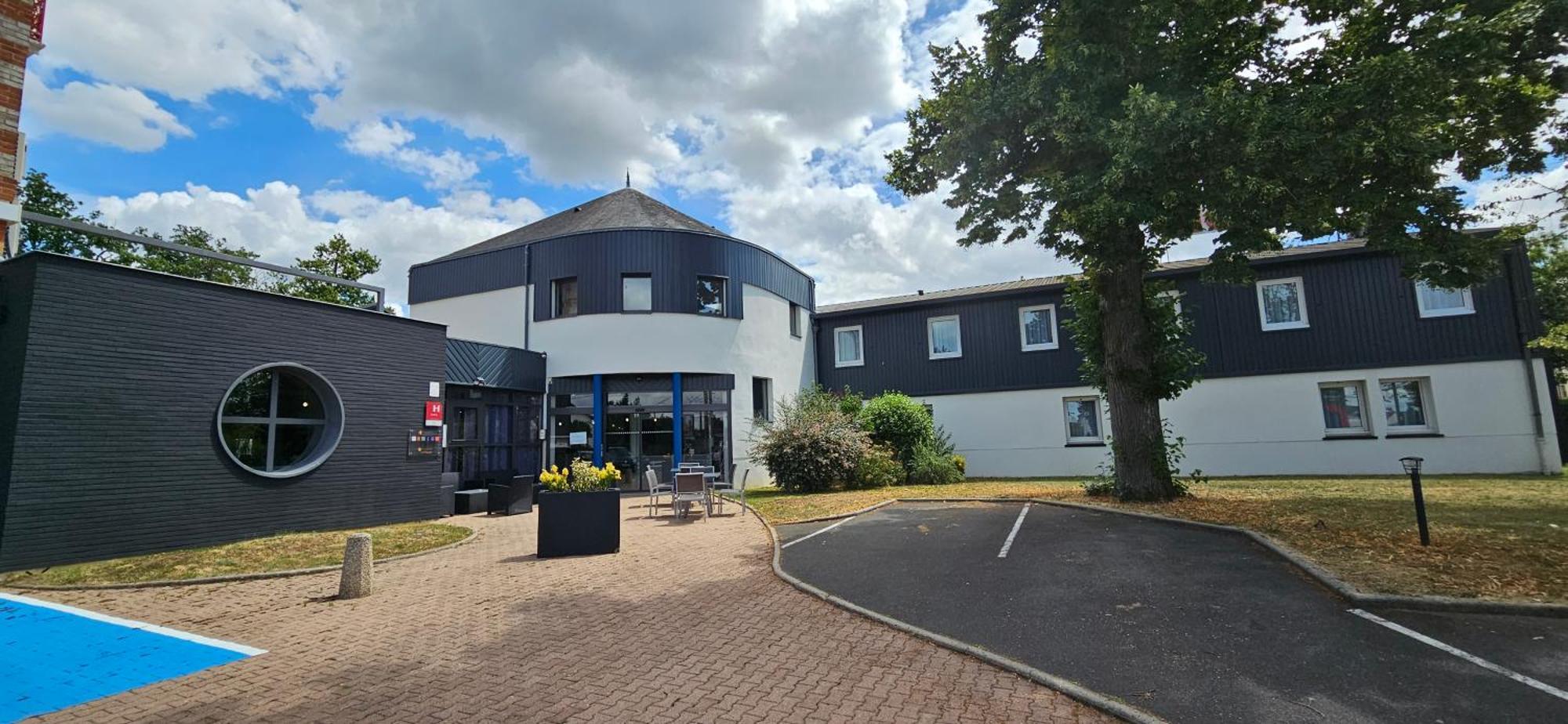 Hotel Le Circuit Le Mans Exterior photo